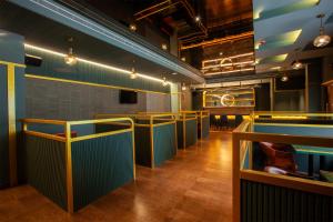 Grand Royal Residency في Pala: حانة بها صف من الطاولات في غرفة