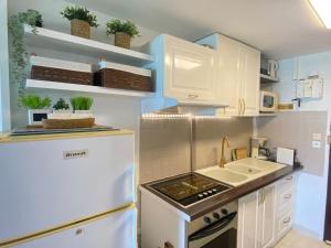 Η κουζίνα ή μικρή κουζίνα στο Excellence Suites Orient Beach Oceanview King-Size Beach Pool Parking +181 φωτογραφίες