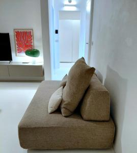 a pillow sitting on top of a couch in a room at Villa Maria in Onno