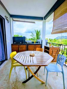 einen Tisch und Stühle in einer Küche mit Aussicht in der Unterkunft Villa Natura in Ambondrona