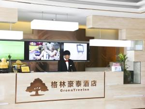 Μέλη του προσωπικού του GreenTree Inn High-tech Zone Shandong University Bathing Beach Hotel