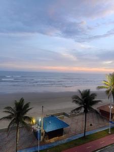 モンガグァーにあるVista Deslumbranteのヤシの木が植えられた夕日のビーチの景色