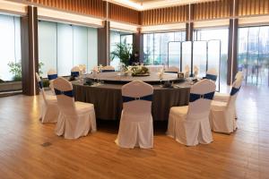 a conference room with a long table and chairs at H-hotel Riverside in Chengdu