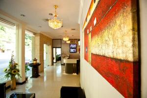 eine Lobby mit einem großen Gemälde an der Wand in der Unterkunft Home 2 Hotel Sdn Bhd in Cukai