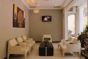 Area lounge atau bar di Home 2 Hotel Sdn Bhd