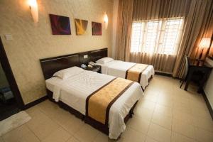 A bed or beds in a room at Home 2 Hotel Sdn Bhd