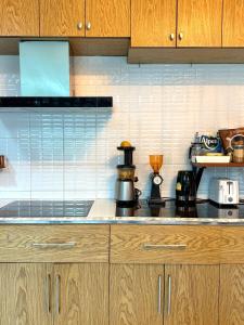 Kuchyň nebo kuchyňský kout v ubytování Walk2BTS, KingBed, FastWiFi, FreeLaundry, Netflix + 21 fotografií