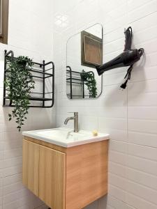 ein Badezimmer mit Waschbecken und Spiegel in der Unterkunft Walk2BTS, KingBed, FastWiFi, FreeLaundry, Netflix in Klong Toi + 22 Fotos
