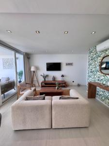 Apartment front line في مورايرا: غرفة معيشة مع أريكتين وتلفزيون