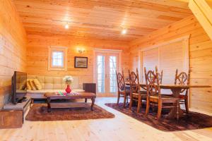 een woonkamer met een bank en een tafel in een kamer bij Private Villa Utan in Iiyama +51 foto's