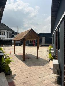 RBZ Apartments في Maryland: جناح خشبي في ساحة بجانب مبنى