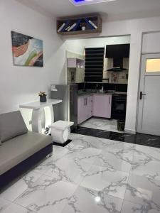 RBZ Apartments في Maryland: مطبخ مع أريكة وطاولة في الغرفة