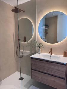 Apartment front line في مورايرا: حمام مع حوض ومرآة