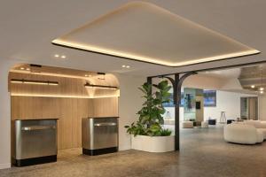 Ο χώρος του λόμπι ή της ρεσεψιόν στο Courtyard by Marriott Ghent