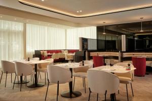 Μια τηλεόραση ή/και κέντρο ψυχαγωγίας στο Courtyard by Marriott Ghent