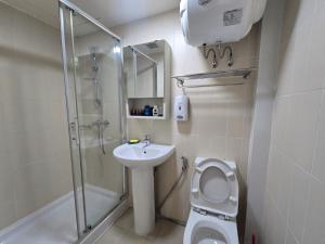 Un baño con ducha, inodoro y lavabo. en Affordable Private Studio Al Reem Island, en Abu Dabi