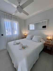 Apartment front line في مورايرا: غرفة نوم بيضاء مع سرير أبيض كبير مع سقف +20 صورة