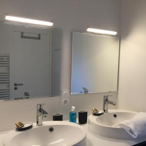 Vonios kambarys apgyvendinimo įstaigoje Appartement Design II - Port du Rosmeur -Douarnenez
