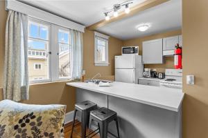 Η κουζίνα ή μικρή κουζίνα στο Midstream Executive 2BR Wi-Fi Parking