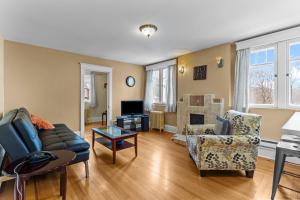 Χώρος καθιστικού στο Midstream Executive 2BR Wi-Fi Parking