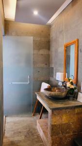 Ένα μπάνιο στο Cahya Pandawa Villa