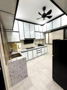 Η κουζίνα ή μικρή κουζίνα στο Guest House Taman Universiti 3 bedroom