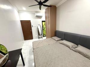 a bedroom with a bed and a ceiling fan at Guest House Taman Universiti 3 bedroom in Skudai