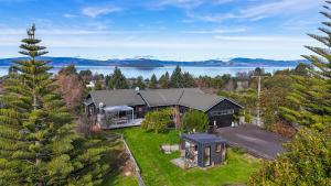 una vista aérea de una casa con vistas al lago en Paradise Found at Studio 65, en Hamurana