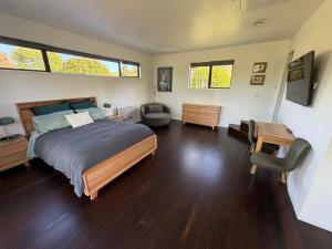 Una cama o camas en una habitación de Paradise Found at Studio 65