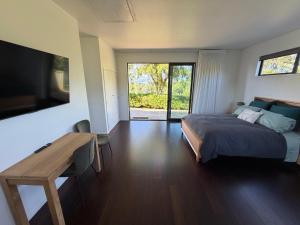 Una televisión o centro de entretenimiento en Paradise Found at Studio 65