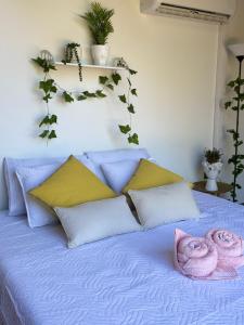 - un lit avec 2 serviettes roses dans l'établissement Domos munaQ, à San Javier 2 autres photos