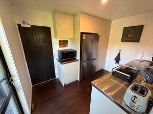 Una cocina o cocineta en Paradise Found at Studio 65