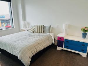 Postel nebo postele na pokoji v ubytování Lakewood Apartment