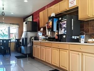 Η κουζίνα ή μικρή κουζίνα στο Travelodge by Wyndham Bay Shore Long Island