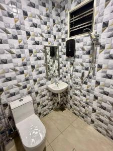 Ένα μπάνιο στο Guest House Taman Universiti 3 bedroom +8 φωτογραφίες