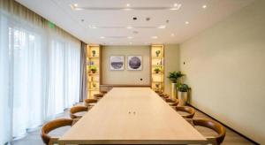 una larga sala de conferencias con una mesa y sillas largas en AURAYA BY SUNING NANJING XUZHUANG, en Nanjing