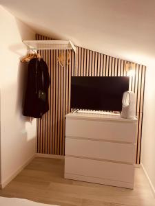 una habitación con un piano en la esquina de una habitación en PsApart, en Augusta