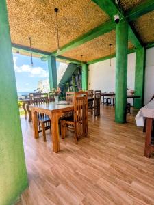 高尔Villa Sea View的配有木桌椅的餐厅