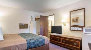 Μια τηλεόραση ή/και κέντρο ψυχαγωγίας στο Econo Lodge Saint Albans