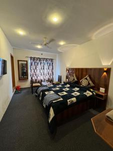 Ένα ή περισσότερα κρεβάτια σε δωμάτιο στο Gulmarg Palace Group OF Resorts