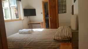 Una cama o camas en una habitación de Edwardian Apartment Garden Flat