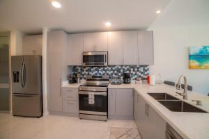 Η κουζίνα ή μικρή κουζίνα στο Del Mar 1G 3 bdr - 2bth ocean view