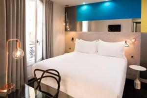 Postel nebo postele na pokoji v ubytování Hotel Duette Paris