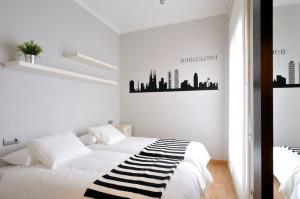 バルセロナにあるMarina SDBのベッドルーム1室(黒と白のストライプ毛布付きのベッド1台付)