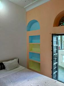 Un dormitorio con una cama y una ventana en Diamond Pushkar, en Jāmb