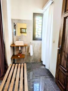 ein Badezimmer mit Waschbecken und Spiegel in der Unterkunft Villa Natura in Ambondrona