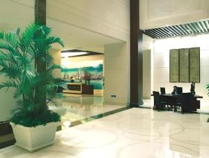 una palmera en medio de un vestíbulo en Tian Yuan Tower, en Hangzhou 246 fotos más