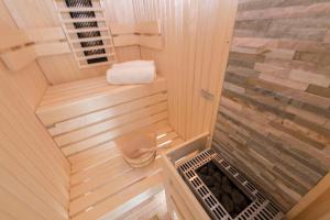 drewniana sauna z toaletą i prysznicem w obiekcie Ostseeresidenz Sassnitz - WG 18 mit Kamin, Sauna, Terrasse, Meerblick w mieście Sellin