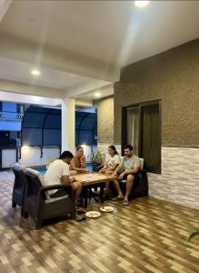 Posezení v ubytování Luxury 4BHK - Villa 360 - Pvt Pool & Scenic Stay + 18 fotografií