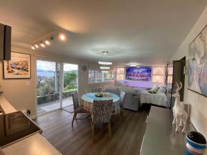 TV a/nebo společenská místnost v ubytování Beachbreeze Panoramic Oceanview 4BR 4BA Romantic Sunrise & Celestial Views